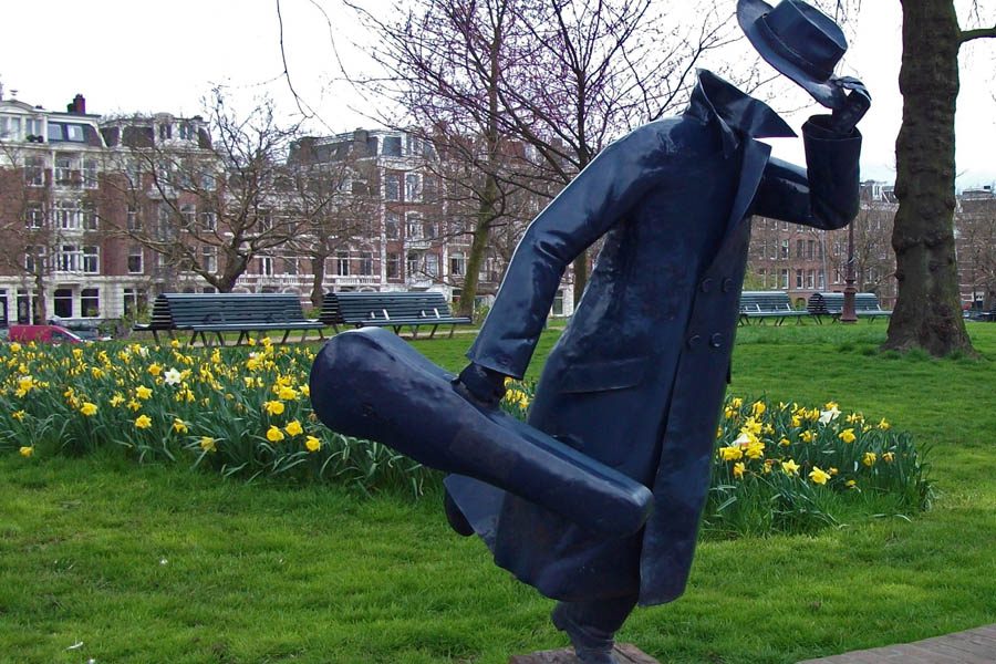 Amsterdam - estatua homem correndo para pegar tram 10 marnixstraat