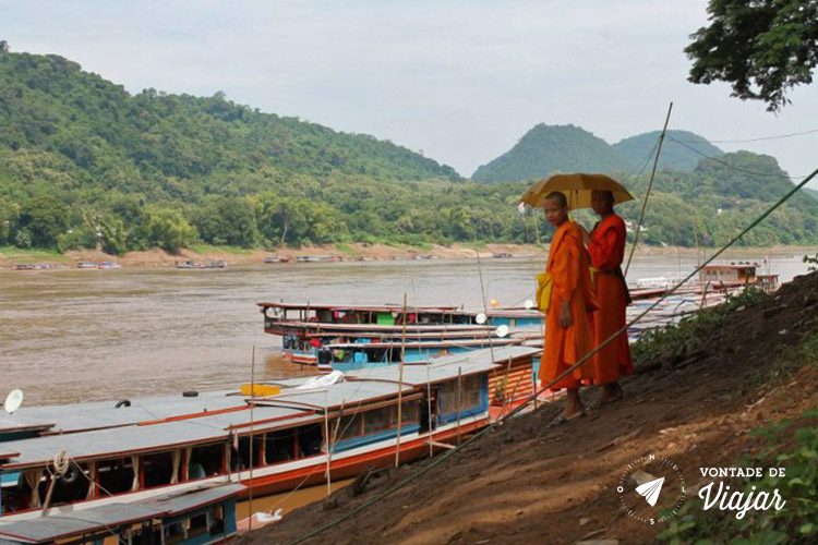 Sudeste Asiatico - Monges a margem do rio Mekong