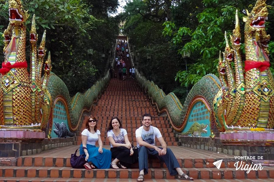 Tailandia Chiang Mai Doi Suthep - Escadaria serpente Naga - Templo dourado