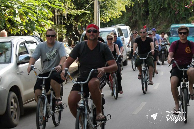 Viagem para o Laos - Grupo de bicicleta em Luang Prabang
