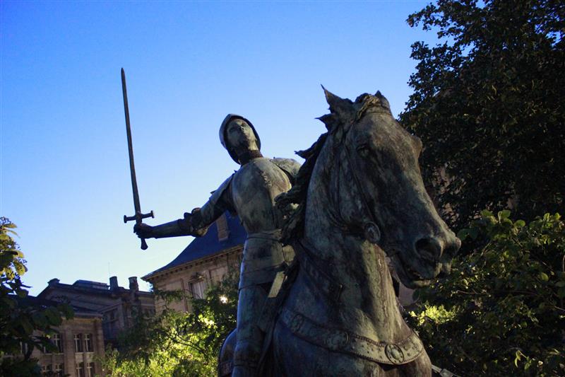 Estátua de Joana D’Arc em Reims (via)