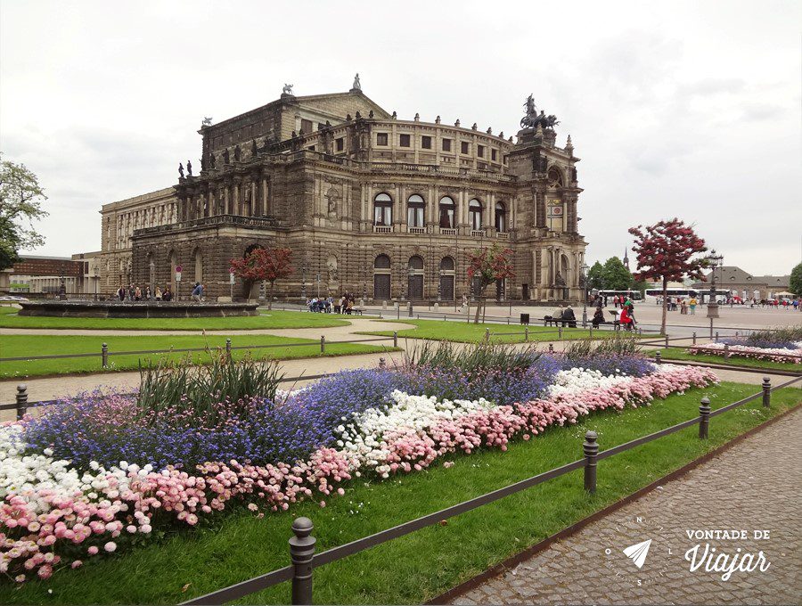 Dresden - Flores em frente a Semperoper